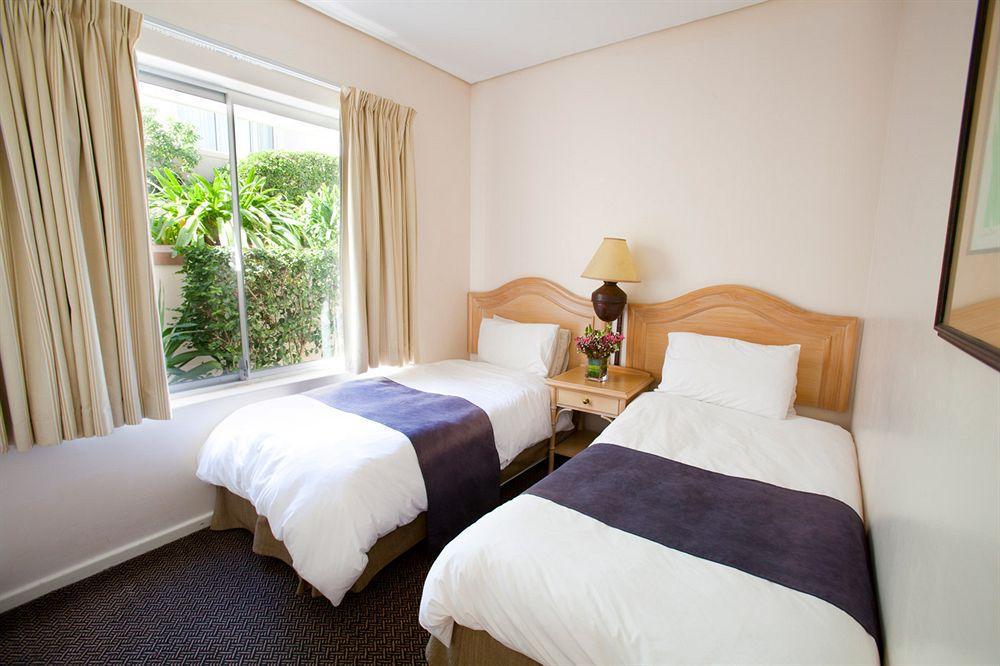 Dolphin Beach Hotel Self Catering Apartments Bloubergstrand Exteriör bild