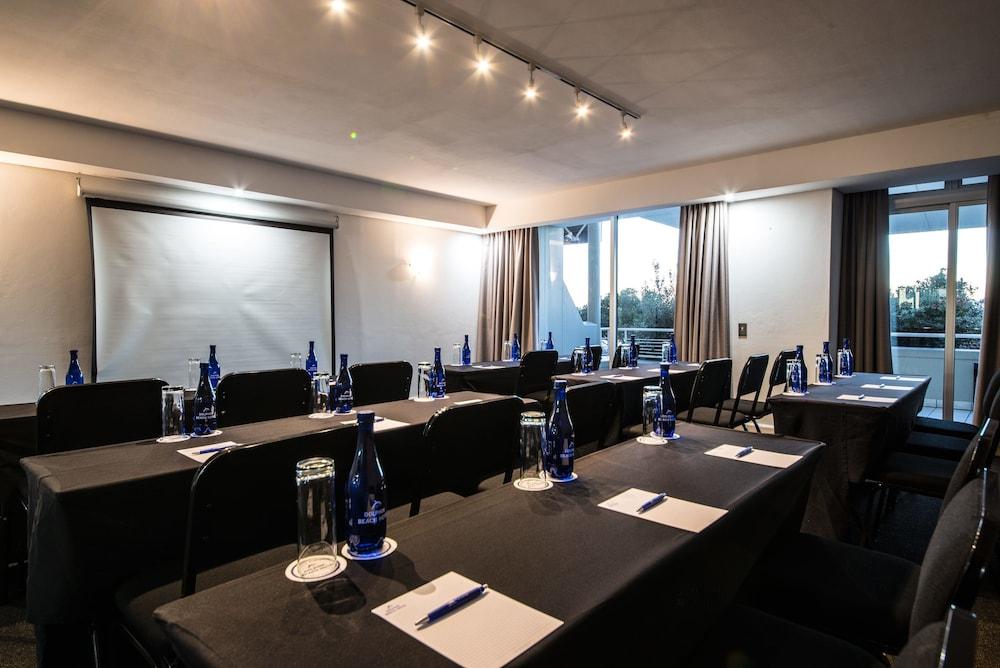 Dolphin Beach Hotel Self Catering Apartments Bloubergstrand Exteriör bild