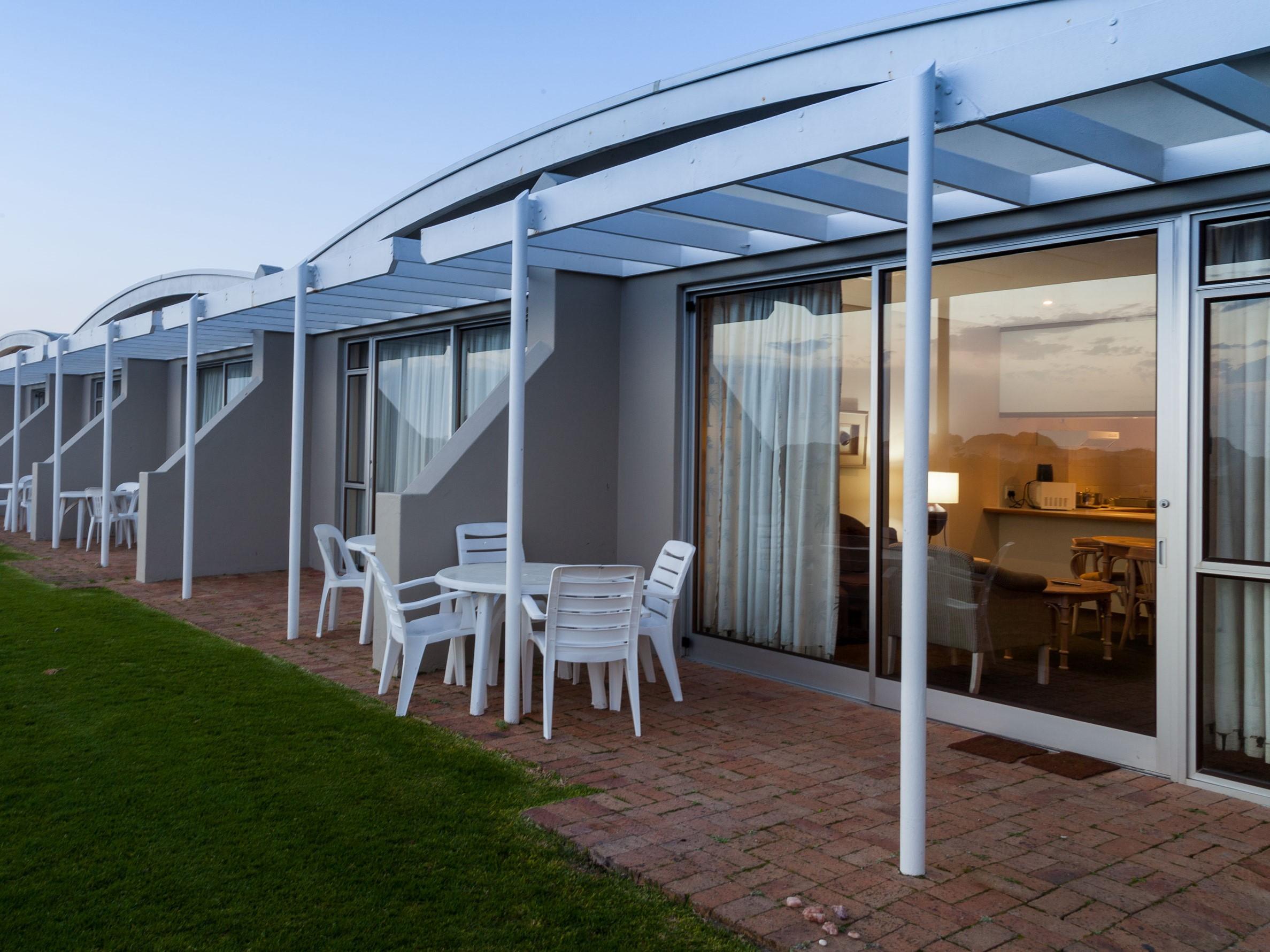 Dolphin Beach Hotel Self Catering Apartments Bloubergstrand Exteriör bild