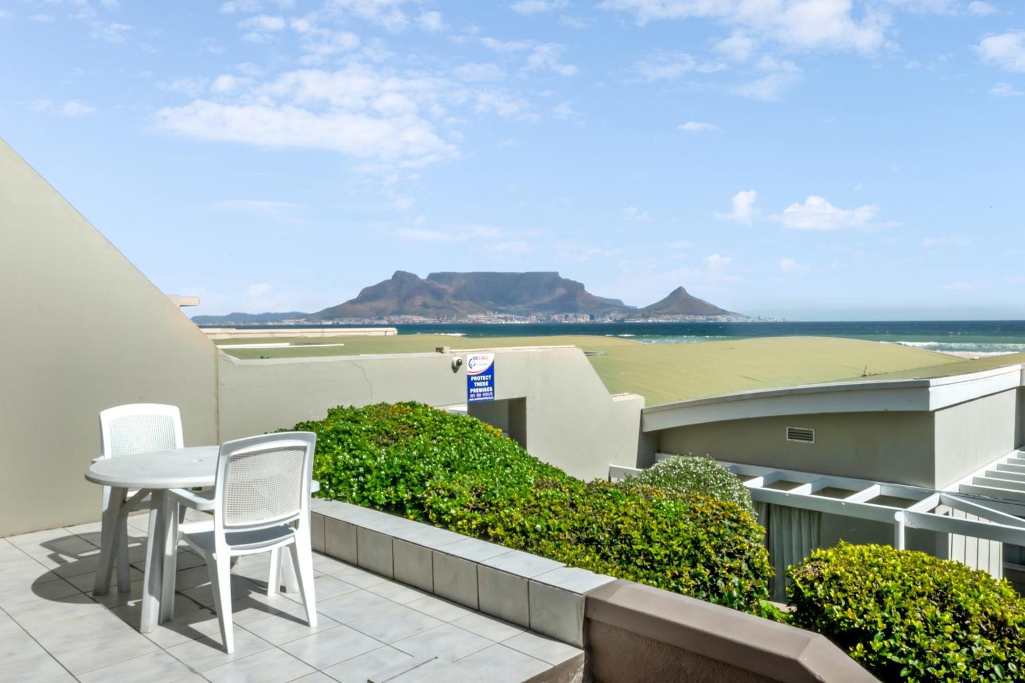 Dolphin Beach Hotel Self Catering Apartments Bloubergstrand Exteriör bild