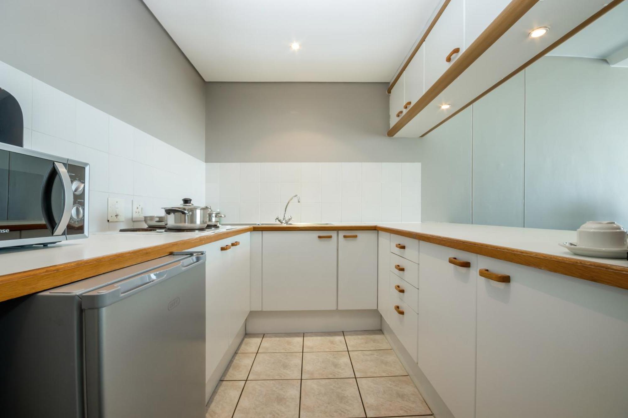 Dolphin Beach Hotel Self Catering Apartments Bloubergstrand Exteriör bild