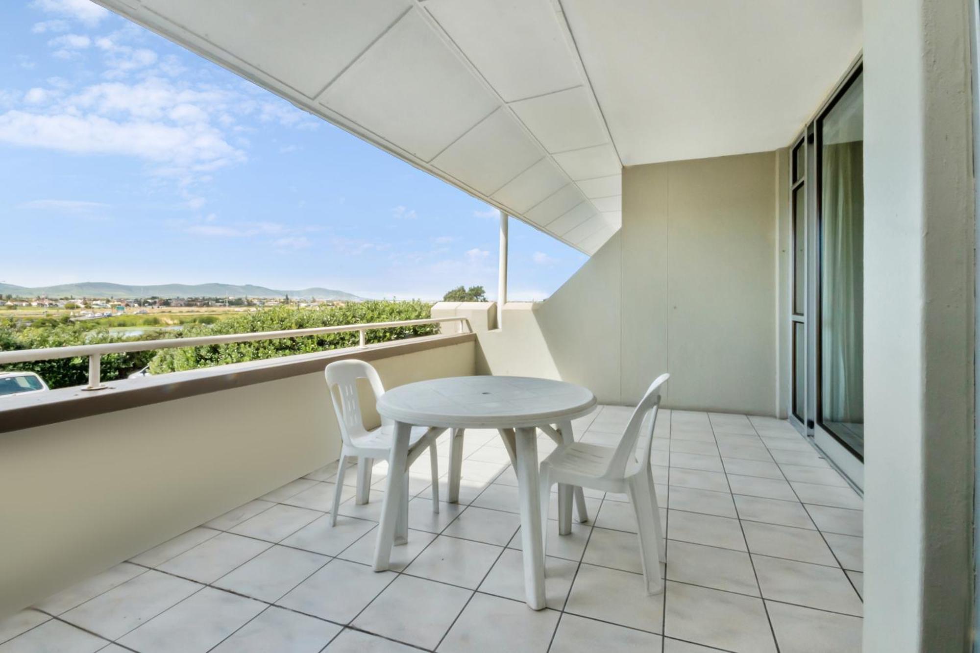 Dolphin Beach Hotel Self Catering Apartments Bloubergstrand Exteriör bild