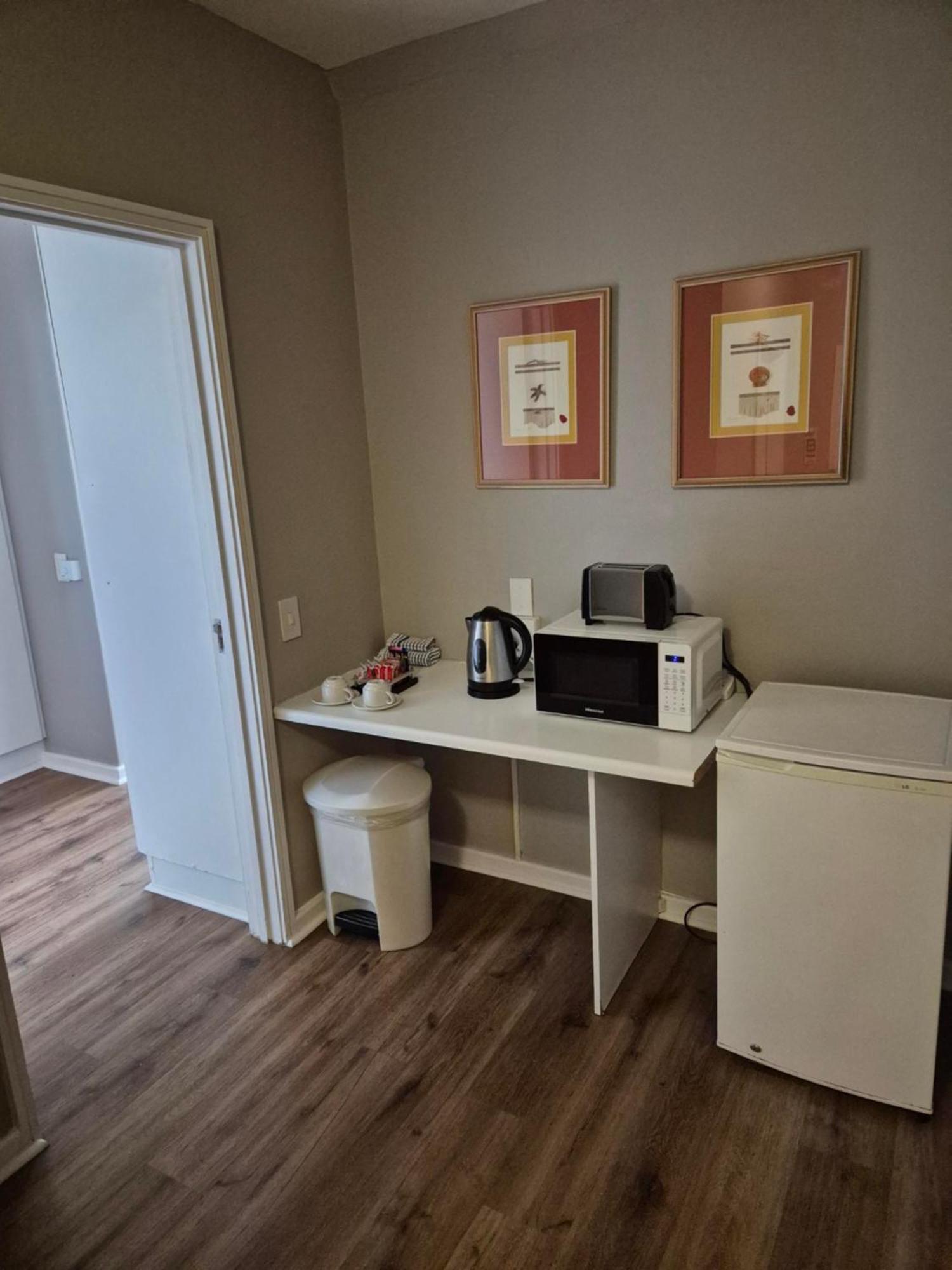 Dolphin Beach Hotel Self Catering Apartments Bloubergstrand Exteriör bild