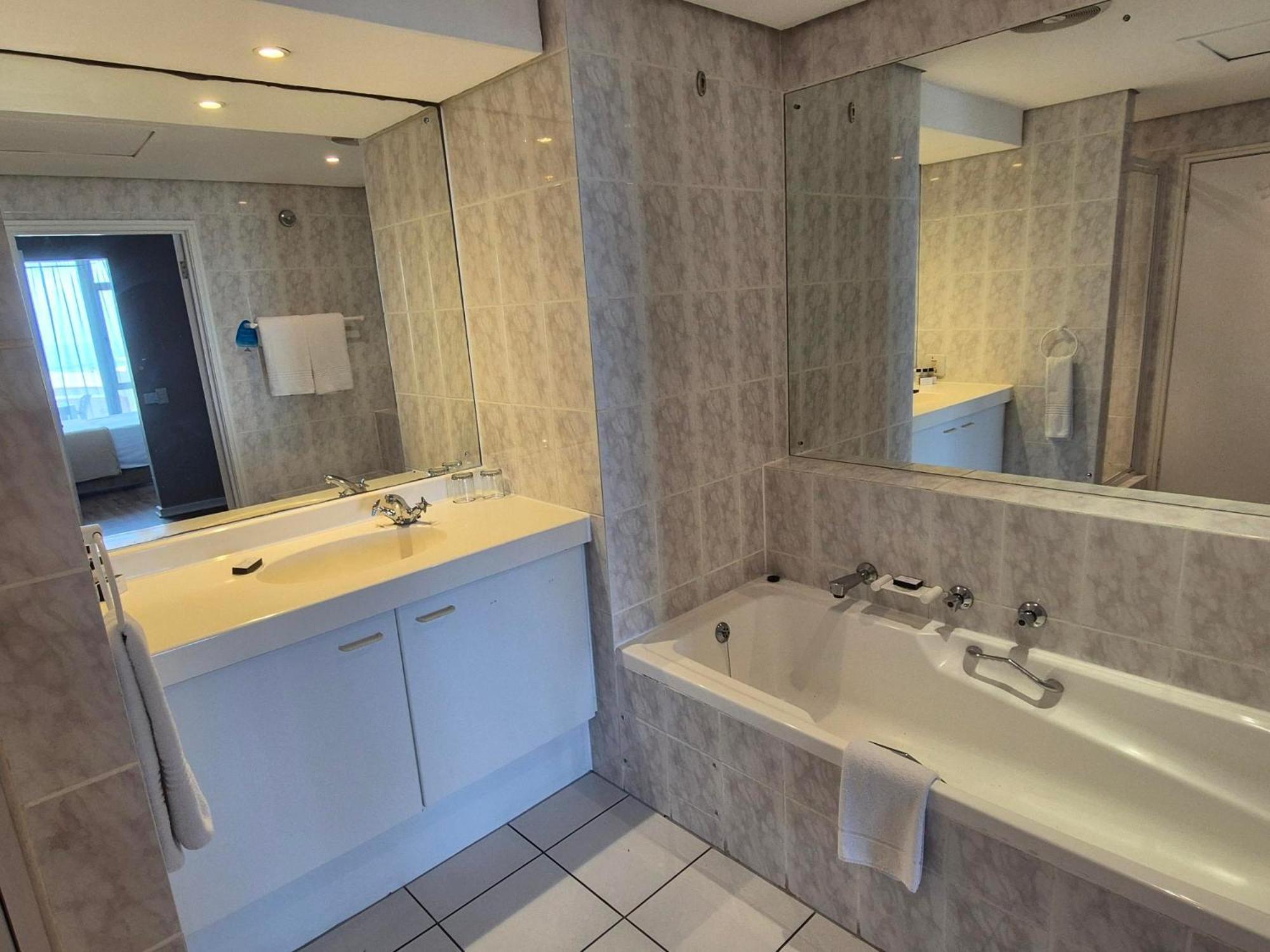 Dolphin Beach Hotel Self Catering Apartments Bloubergstrand Exteriör bild