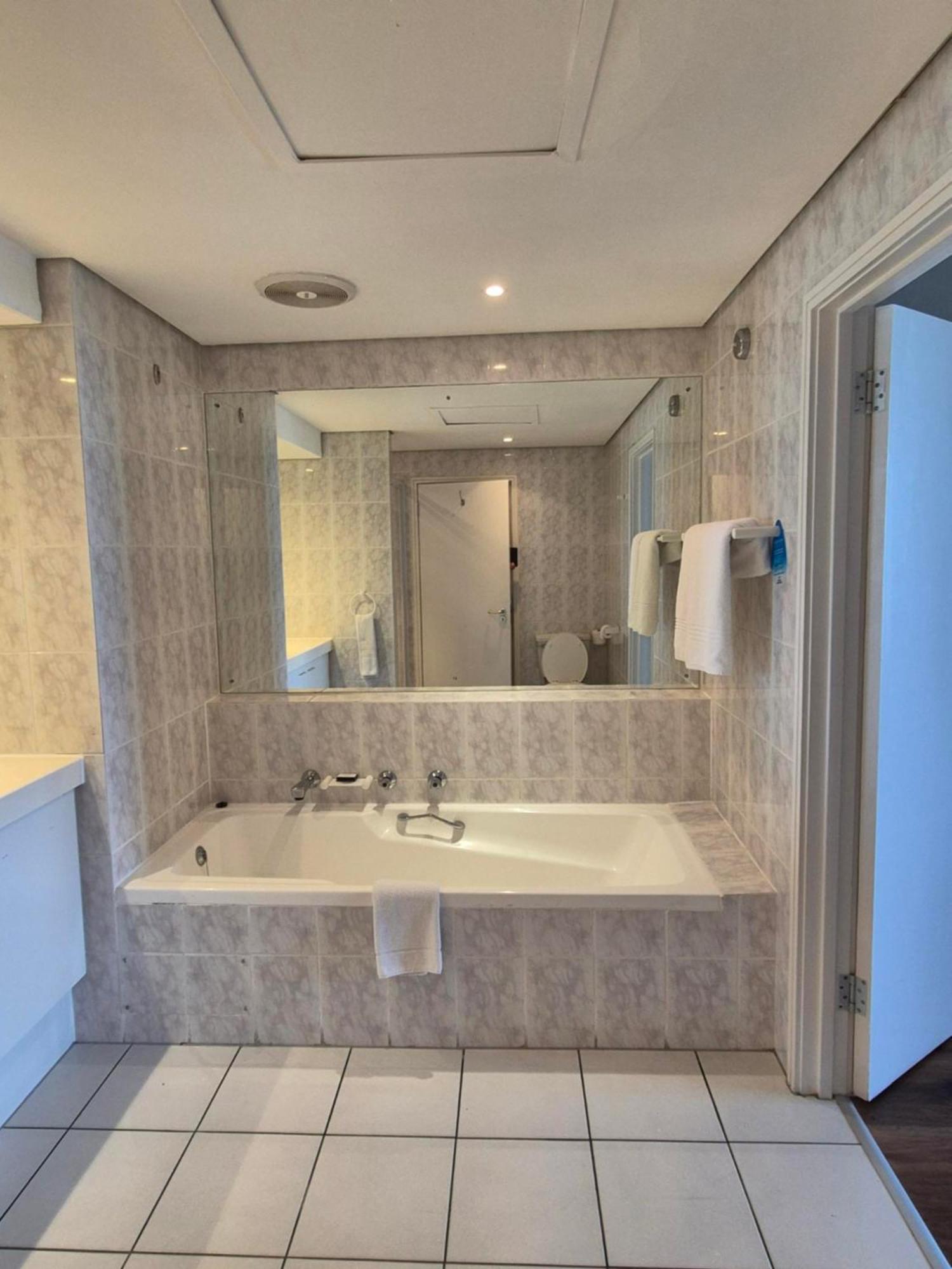 Dolphin Beach Hotel Self Catering Apartments Bloubergstrand Exteriör bild