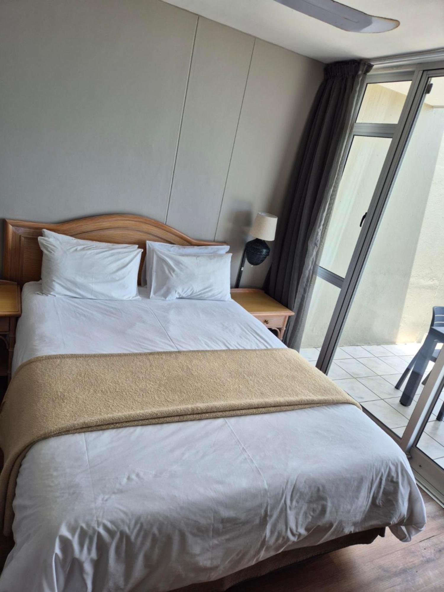 Dolphin Beach Hotel Self Catering Apartments Bloubergstrand Exteriör bild
