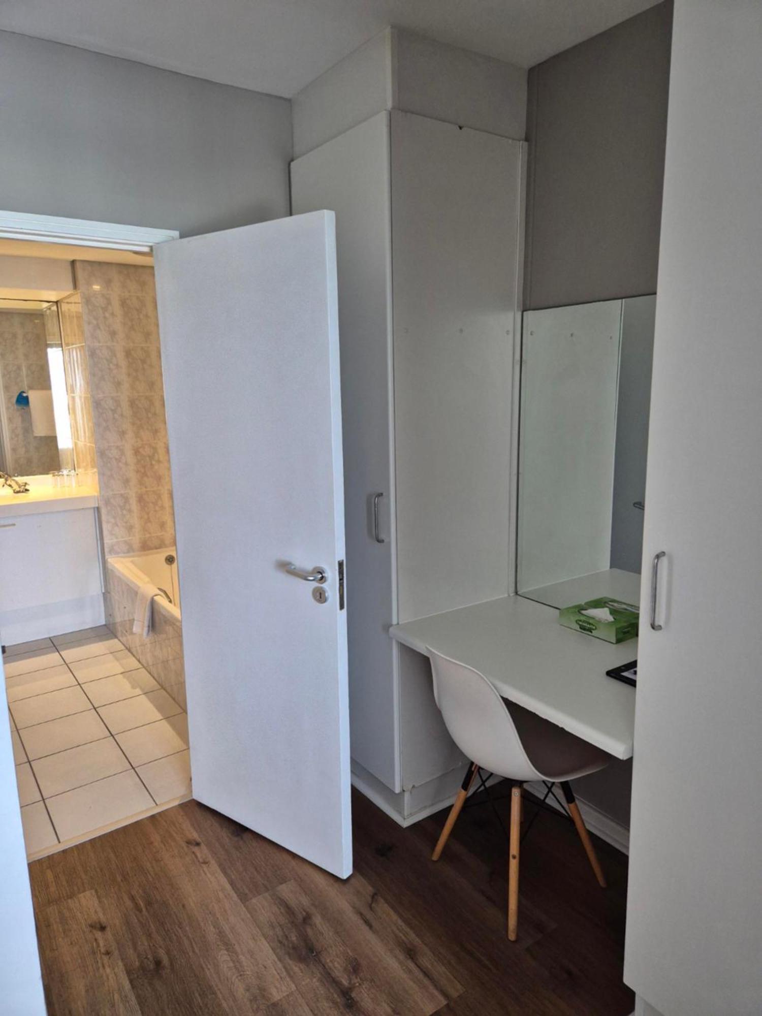 Dolphin Beach Hotel Self Catering Apartments Bloubergstrand Exteriör bild